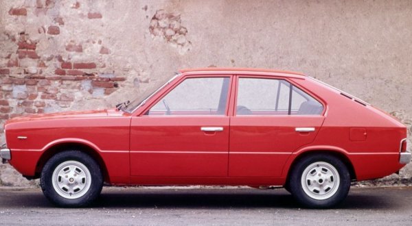 Hyundai Pony със задно задвижване е първият сериен автомобил на южнокорейската марка. Дебютът му обаче е предшестван от невероятно събитие: през 1974 г. на автомобилното изложение в Торино са представени концептуалните автомобили Pony и Pony Coupe, чийто външен вид е пряко свързан със самия маестро на автомобилостроенето – дизайнерът Джорджето Джуджаро.
Младият Джорджето по това време вече е доста известен дизайнер, след като трупа опит в Bertone и Ghia. Въпреки това, от 1969 г. той работи за ItalDesign, която е основана през 1968 г. под името Studi Italiani Realizzazione Prototipi SpA. Дизайнерското студио по това време активно си сътрудничи с германската марка Volkswagen, поради което Джуджаро е автор на дизайна на първо поколение Volkswagen Passat B1 (1973), Golf I  и Scirocco  (1974).
